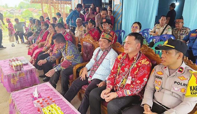 DPRD KAPUAS Wakil Ketua II DPRD Kapuas Berinto (tiga dari kanan) saat melakukan kunjungan kerja ke wilayah Hulu Kabupaten Kapuas belum lama tadi.