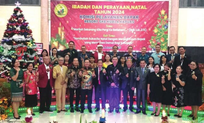 DPRD KAPUAS HADIRI: Wakil Ketua I DPRD Kabupaten Kapuas, Yohanes dan Anggota DPRD Kabupaten Kapuas, Algrin Gasan, hadiri Ibadah dan Perayaan Natal yang diselenggarakan oleh Komisi Pelayanan Bapak Resort GKE Kuala Kapuas, Senin (6/1).