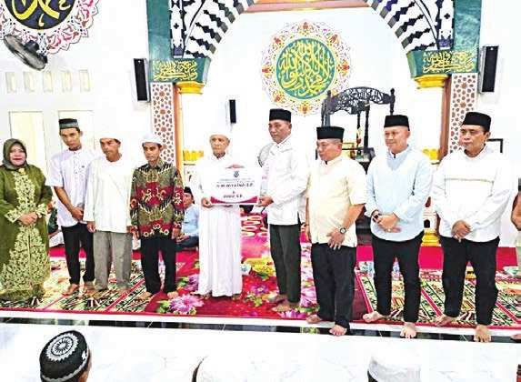 BANTUAN: Anggota DPRD Kabupaten Kapuas, H Saferaniansyah menyerahkan bantuan kegiatan Safari Ramadan yang digelar di Masjid Sirajul Huda, Desa Saka Batur, Kecamatan Kapuas Hilir, Selasa (4/3).