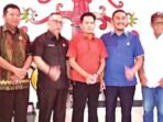 DPRD KAPUAS2 FOTO BERSAMA: Kepala Sub Bagian Tata Usaha dan Kepegawaian Sekretariat DPRD Kabupaten Kapuas, Achmad Norhan foto bersama rombongan DPRD Kabupaten Tapin.