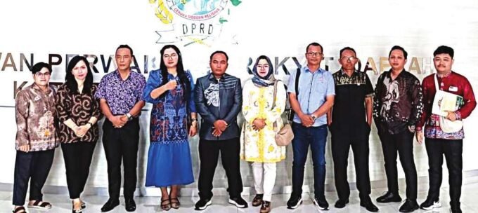 DPRD KAPUAS KUNJUNGAN: Ketua Komisi II DPRD Kapuas, Hj Siti Rusyida dan wakil ketua komisi II, H Ahmad Zahidi, SH, MH, bersama anggota komisi II, Septi Purnama Sari, Wahyono, I Nyoman Salop dan Sutarno, serta staf Sekretariat DPRD Kapuas kunjungan di DPRD Kota Tangerang Selatan.