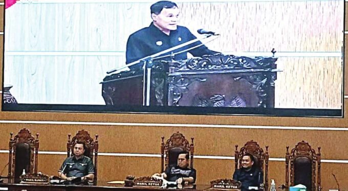 DPRD KAPUAS PAPARAN: Juru Bicara Fraksi PDI Perjuangan DPRDKabupaten Kapuas, Syarkawi H Sibu menyampaikan pemandangan Fraksi PDI Perjuangan, baru-baru ini.