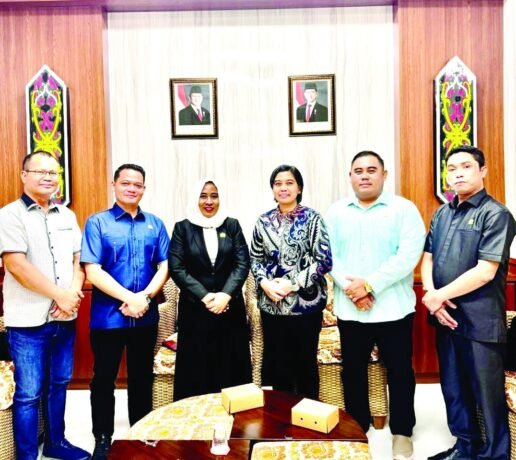 KUNKER: Ketua Komisi III DPRD Kabupaten Kapuas Yunaningsih bersama Anggota DPRD Kabupaten Kapuas Lisna Mariatun, Eli Setiadi, Nyoman Salop, Abdullah dan Sohartono saat kunjungan di DPRD Provinsi Kalteng, belum lama ini.