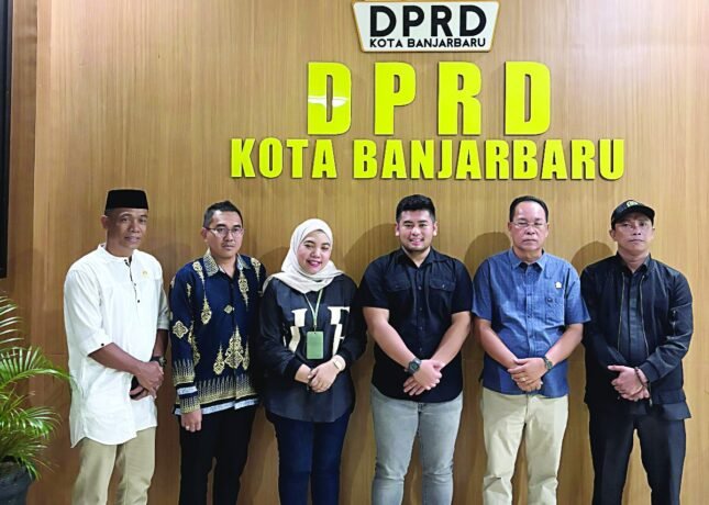 DPRD KAPUAS FOTO BERSAMA: Ketua Komisi IV DPRD Kabupaten Kapuas Arhensa Mullah Muhammad bersama Wakil Ketua Komisi IV DPRD Kapuas Ilham dan anggota Komisi IV foto bersama saat kunjungan di DPRD Kota Banjarbaru, Jumat (9/5).