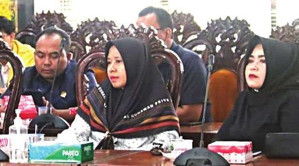 DPRD KAPUAS2 RAPAT: Anggota DPRD Kabupaten Kapuas, Wahyono, Lisna Mariatun dan Yetty Indriana saat hadiri rapat, beberapa waktu lalu.