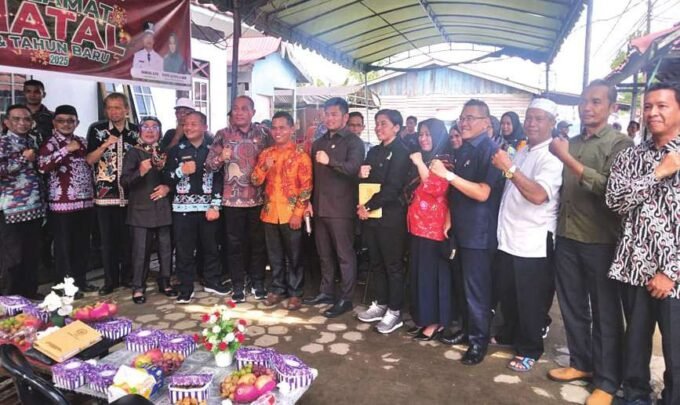 DPRD KAPUAS2 MUSRENBANG: Anggota DPRD Kabupaten Kapuas dari Dapil I Kecamatan Selat, antara lain H Saferaniansyah, Muhamad Yusup, Arhensah Mullah Muhammad, Yunaningsih, Hj Sri Ngatin, dan Lisna Mariatun saat hadiri Musrenbang tingkat kelurahan di Kelurahan Selat Hulu, Kecamatan Selat, Kamis (9/1).