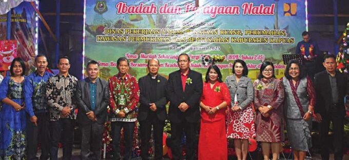 HADIRI: Anggota DPRD Kabupaten Kapuas, Elie Setiadi (tiga dari kiri) hadiri ibadah dan perayaan Natal di Kantor Dinas PUPRPKP Kabupaten Kapuas, pekan lalu.