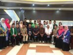 FOTO BERSAMA: Wakil Ketua Komisi IV DPRD Kabupaten Kapuas, Drs Ilham Anwar didampingi sejumlah Anggota DPRD Kapuas, Kadisdik Kapuas, Aswan dan Kepala Kanmenag Kapuas, Hamidhan foto bersama usai RDP, Rabu (15/1).