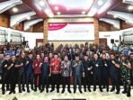 FOTO BERSAMA: Unsur pimpinan DPRD Kabupaten Kapuas, Ardiansah, Yohanes, dan Berinto bersama Anggota DPRD Kabupaten Kapuas, Bupati dan Wakil Bupati Kapuas Terpilih HM Wiyatno-Dodo, Sekretaris Daerah Kapuas Septedy dan Forkopimda berfoto bersama setelah rapat paripurna, Jumat (8/2).