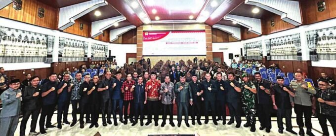FOTO BERSAMA: Unsur pimpinan DPRD Kabupaten Kapuas, Ardiansah, Yohanes, dan Berinto bersama Anggota DPRD Kabupaten Kapuas, Bupati dan Wakil Bupati Kapuas Terpilih HM Wiyatno-Dodo, Sekretaris Daerah Kapuas Septedy dan Forkopimda berfoto bersama setelah rapat paripurna, Jumat (8/2).