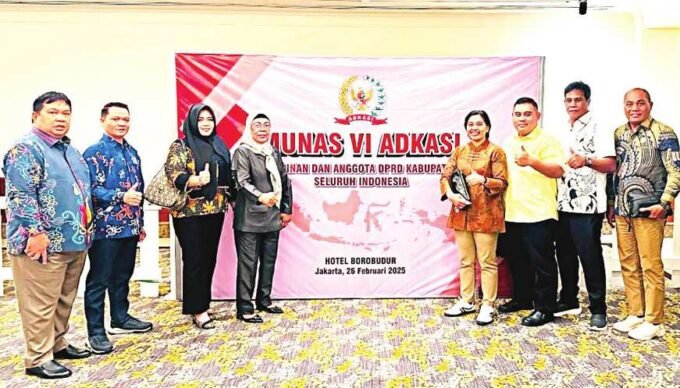 DPRD KAPUAS2 MUNAS: Anggota DPRD Kabupaten Kapuas, H Saferaniansyah, I Made Pasek, H Abdullah, Yunaningsih, Sri Ngatin, Yetty Indriana, Eli Setiadi dan Agustinus Gerung, saat hadiri Musyawarah Nasional (Munas) VI ADKASI di Jakarta, belum lama ini.