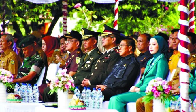 DPRD Kota Palangka Raya MENGIKUTI : Ketua DPRD Kota Palangka Raya, Subandi ikut serta dalam Upacara Hari Lahir Pancasila, di Halaman Kantor Wali Kota Palangka Raya, Senin (2/6).