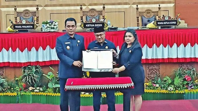 SEPAKAT: Ketua DPRD Kota Palangka Raya, Subandi bersama wakil ketua II, Nenie Adriaty Lambung dan Wakil Wali Kota Palangka Raya, Achmad Zaini menyetujui telah selesainya pembahasan RPJMD 2025-2029, di Gedung Paripurna, Kamis (10/7).
