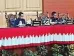 MEMIMPIN: Ketua DPRD Kota Palangka Raya, Subandi memandu jalannya rapat paripurna, di Gedung Paripurna DPRD Kota Palangka Raya, Kamis (24/7).