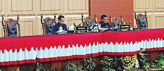 MEMIMPIN: Ketua DPRD Kota Palangka Raya, Subandi memandu jalannya rapat paripurna, di Gedung Paripurna DPRD Kota Palangka Raya, Kamis (24/7).