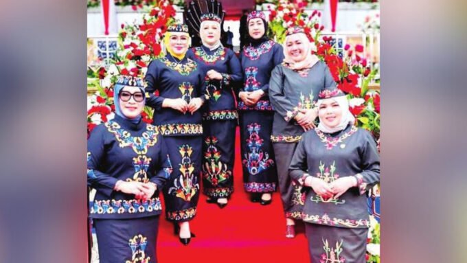 HADIRI UPACARA: Pimpinan dan anggota DPRD Barito Utara disela menghadiri upacara HUT Barito Utara di Tiara Batara, Senin (30/6).