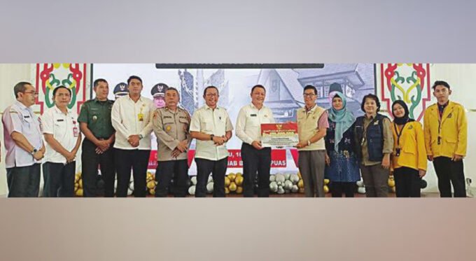 PJ Sekda Kapuas Dr Usis I Sangkai menyerahkan bantuan secara simbolis saat penyambutan mahasiswa KKN UPR di Hall Rumah Jabatan Bupati Kapuas, Rabu (16/7).
