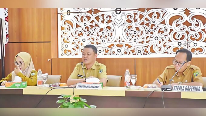 RAPAT KOORDINASI: Sekda Kapuas Dr Usis I Sangkai saat memimpin rapat koordinasi pembahasan rancangan program atau kegiatan prioritas dalam rangka alokasi dana sebesar Rp1 miliar TA 2026, Senin (28/7)