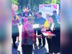 HADIR: Ketua DPRD Kapuas Ardiansah menyerahkan lencana dalam rangka peringatan Hardiknas dan Hari Otda, di halaman Kantor Bupati Kapuas, Kamis (8/5).