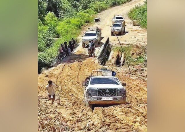DPRD GUMAS RUSAK PARAH: Tampak jalan yang rusak antara Desa Lawang Kanji dan Desa Karetau Rambangun, Kecamatan Damang Batu, Sabtu (12/7).