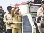 KAPUAS PANEN RAYA: Gubernur Kalteng H Agustiar Sabran bersama Bupati Kapuas Wiyatno melakukan panen raya padi di Desa Terusan Mamkur Kecamatan Bataguh, Senin (14/7).