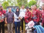 KAPUAS BATUAN: Bupati Kapuas H Muhammad Wiyatno menyerahkan bantuan bibit ikan secara simbolis kepada Pokdatan, di BBI Kelurahan Selat Hilir, Selasa (15/7)