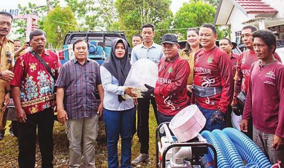 BATUAN: Bupati Kapuas H Muhammad Wiyatno menyerahkan bantuan bibit ikan secara simbolis kepada Pokdatan, di BBI Kelurahan Selat Hilir, Selasa (15/7)