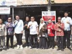 KAPUAS PENYELAMATAN ASET: Jajaran Pemkab Kapuas dan Kejari Kapuas seusai pemasangan plang kepemilikan bangunan ruko eks Terminal Panunjung Tarung, di seberang Kantor BNI Kapuas, Jumat (18/7) pagi.