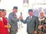KAPUAS SELAMAT MELAKSANAKAN TUGAS: Bupati Kapuas H Muhammad Wiyatno memberikan ucapan selamat kepada Dr Usis I Sangkai seusai dilantik menjadi Sekda Kapuas, Senin (21/7) sore.