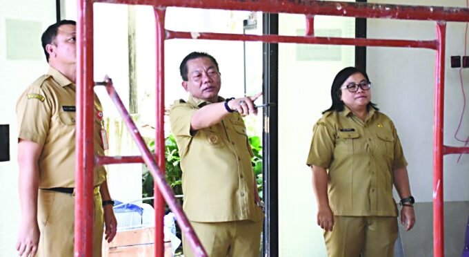 KAPUAS H Muhammad Wiyatno saat melakukan pengecekan rehabilitasi kantor DPUPR, Senin (22/7).