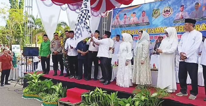 PELEPASAN: Bupati Kapuas H Muhammad Wiyatno saat melepas peserta Pawai Tahun Baru Islam 1447 Hijriah, Rabu (23/7)