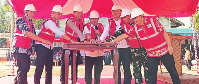 PEMBANGUNAN: Bupati Kapuas H Muhammad Wiyatno menekan tombol pada pemancangan dan peletakan batu pertama pembangunan Gedung Aula Kantor Bupati Kapuas, Kamis (24/7).