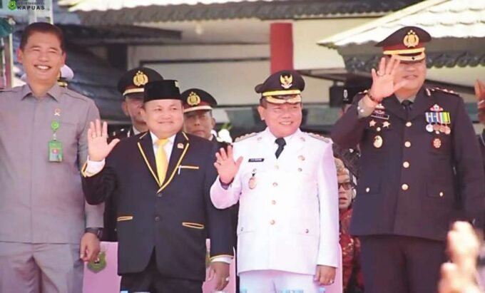HARI BHAYANGKARA: Bupati Kapuas H Muhammad Wiyatno saat upacara peringatan Hari Bhayangkara ke-79 di Halaman Kantor Bupati Kapuas, Selasa (1/7).