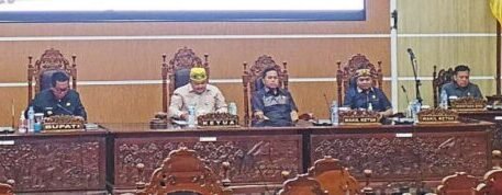 PARIPURNA: Bupati Kapuas H Muhammad Wiyatno menghadiri rapat paripurna di gedung DPRD Kapuas dengan agenda penyampaian jawaban pemerintah daerah atas pandangan umum fraksi-fraksi Pendukung DPRD terhadap Raperda tentang APBD-P tahun anggaran 2025.