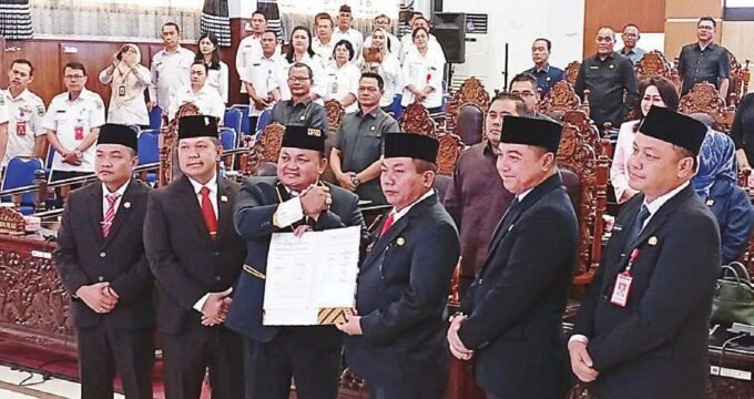 KAPUAS PARIPURNA: Bupati Kapuas H Muhammad Wiyatno dan Ketua DPRD Kapuas Ardiansyah memperlihatkan berita acara rapat paripurna terkait Raperda tentang Perubahan APBD Kabupaten Kapuas tahun anggaran 2025 saat rapat paripurna, Rabu (9/7).