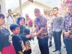 KAPUAS BINGKISAN: Wakil Bupati Kapuas menyerahkan bingkisan kepada anakanak saat peringatan hari anak nasional, Kamis (10/7).