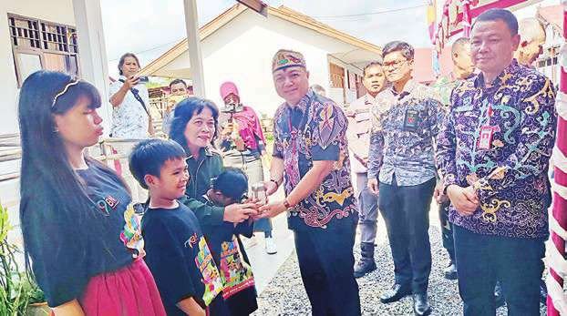 BINGKISAN: Wakil Bupati Kapuas menyerahkan bingkisan kepada anakanak saat peringatan hari anak nasional, Kamis (10/7).