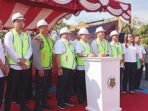 KAPUAS PEMMBANGUNAN: Bupati Kapuas H Muhammad Wiyatno pada pemancangan tiang pancang gedung MPP di Jalan Jepang belum lama tadi.