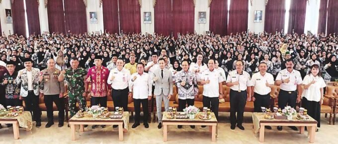 KOMPAK: BUPATI KAPUAS H MUHAMMAD WIYATNO SAAT MENGHADIRI SEMINAR NASIONAL HOW TO BE A GREAT TEACHER DI HALL RUMAH JABATAN BUPATI KAPUAS.