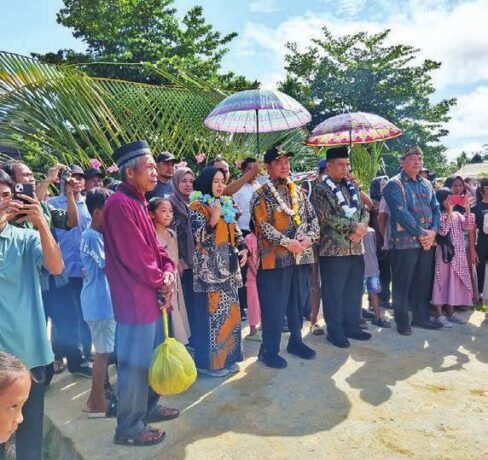 KUNJUNGAN: Bupati Katingan Saiful dan Wakil Bupati Katingan Firdaus melakukan kunjungan kerja ke Kecamatan Katingan Hulu, Minggu (29/6).