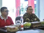 Utamakan Kemudahan dalam Pelayanan Publik KASONGAN, Kaltengonline.com – Pemerintah Kabupaten Katingan terus menunjukkan komitmennya dalam meningkatkan kualitas pelayanan publik bagi masyarakat. Seluruh ASN yang ditempatkan di Pelayanan di Mal Pelayanan Publik (MPP) Penyang Hinje Simpei diingatkan untuk mengutamakan Kemudahan dalam pelayanan publik bagi masyarakat Katingan. Hal ini ditegaskan Pj Sekda Katingan, Deddy Ferras di acara rapat evaluasi penyelenggaraan MPP Penyang Hinje Simpei didampingi oleh Kepala Dinas Penanaman Modal dan Pelayanan Terpadu Satu Pintu Kabupaten Katingan H Hariawan, Jumat (11/7). Rapat yang berlangsung di ruang rapat MPP Penyang Hinje Simpei ini berfokus pada evaluasi kualitas dan efektivitas layanan yang telah diberikan kepada masyarakat. Berbagai kemajuan serta tantangan dalam mewujudkan pelayanan publik yang prima dibahas secara mendalam. Salah satu poin penting yang diinformasikan dalam rapat tersebut adalah telah dibukanya layanan pengurusan paspor di MPP Penyang Hinje Simpei. Inisiatif ini, lanjutnya, tentu akan sangat memudahkan masyarakat Kabupaten Katingan. Mereka kini tak perlu lagi menempuh perjalanan jauh ke kantor imigrasi di kota lain hanya untuk mengurus dokumen penting ini. Sehingga prosesnya menjadi lebih cepat dan efisien. Deddy menegaskan, inovasi ini merupakan bagian dari upaya berkelanjutan pemerintah daerah untuk mengutamakan kemudahan, kecepatan, dan transparansi dalam setiap layanan publik. “Kami berharap dengan adanya evaluasi rutin, MPP dapat menjadi pusat pelayanan yang responsif dan terpercaya bagi seluruh masyarakat,” ujarnya. Senada dengan itu Kepala Dinas Penanaman Modal dan Pelayanan Terpadu Satu Pintu Kabupaten Katingan H Hariawan menambahkan, pembukaan layanan pengurusan paspor di MPP adalah bagian dari upaya percepatan pelayanan administrasi. Langkah ini diyakini akan memberikan dampak positif yang signifi kan bagi masyarakat dan secara keseluruhan meningkatkan pelayanan terpadu di Kabupaten Katingan. “Dengan berbagai peningkatan ini, MPP Penyang Hinje Simpei semakin siap menjadi garda terdepan dalam memberikan layanan terbaik bagi warga Katingan,” tandasnya. (eri/ans/ko)