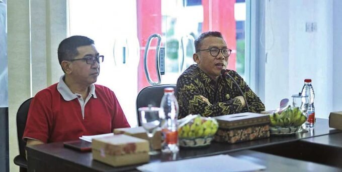 KATINGAN Utamakan Kemudahan dalam Pelayanan Publik KASONGAN, Kaltengonline.com – Pemerintah Kabupaten Katingan terus menunjukkan komitmennya dalam meningkatkan kualitas pelayanan publik bagi masyarakat. Seluruh ASN yang ditempatkan di Pelayanan di Mal Pelayanan Publik (MPP) Penyang Hinje Simpei diingatkan untuk mengutamakan Kemudahan dalam pelayanan publik bagi masyarakat Katingan. Hal ini ditegaskan Pj Sekda Katingan, Deddy Ferras di acara rapat evaluasi penyelenggaraan MPP Penyang Hinje Simpei didampingi oleh Kepala Dinas Penanaman Modal dan Pelayanan Terpadu Satu Pintu Kabupaten Katingan H Hariawan, Jumat (11/7). Rapat yang berlangsung di ruang rapat MPP Penyang Hinje Simpei ini berfokus pada evaluasi kualitas dan efektivitas layanan yang telah diberikan kepada masyarakat. Berbagai kemajuan serta tantangan dalam mewujudkan pelayanan publik yang prima dibahas secara mendalam. Salah satu poin penting yang diinformasikan dalam rapat tersebut adalah telah dibukanya layanan pengurusan paspor di MPP Penyang Hinje Simpei. Inisiatif ini, lanjutnya, tentu akan sangat memudahkan masyarakat Kabupaten Katingan. Mereka kini tak perlu lagi menempuh perjalanan jauh ke kantor imigrasi di kota lain hanya untuk mengurus dokumen penting ini. Sehingga prosesnya menjadi lebih cepat dan efisien. Deddy menegaskan, inovasi ini merupakan bagian dari upaya berkelanjutan pemerintah daerah untuk mengutamakan kemudahan, kecepatan, dan transparansi dalam setiap layanan publik. “Kami berharap dengan adanya evaluasi rutin, MPP dapat menjadi pusat pelayanan yang responsif dan terpercaya bagi seluruh masyarakat,” ujarnya. Senada dengan itu Kepala Dinas Penanaman Modal dan Pelayanan Terpadu Satu Pintu Kabupaten Katingan H Hariawan menambahkan, pembukaan layanan pengurusan paspor di MPP adalah bagian dari upaya percepatan pelayanan administrasi. Langkah ini diyakini akan memberikan dampak positif yang signifi kan bagi masyarakat dan secara keseluruhan meningkatkan pelayanan terpadu di Kabupaten Katingan. “Dengan berbagai peningkatan ini, MPP Penyang Hinje Simpei semakin siap menjadi garda terdepan dalam memberikan layanan terbaik bagi warga Katingan,” tandasnya. (eri/ans/ko)