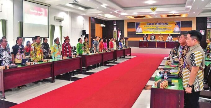 KATINGAN RAPAT: Sejumlah pejabat daerah ketika mengikuti kegiatan Rapat Pimpinan TEPRA dan RAKORDAL pelaksanaan rencana pembangunan triwulan II tahun anggaran 2025.