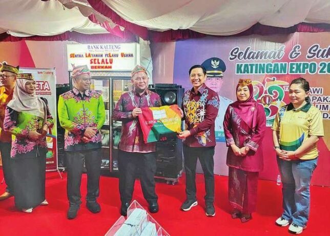 KATINGAN MENINJAU: Bupati Katingan, Saiful bersama wabup, Firdaus meninjau stand milik organisasi perangkat daerah, Selasa malam (15/7).