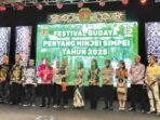 PEMBUKAAN: Bupati Katingan, Saiful didampingi pejabat daerah lainnya, ketika memukul ketambung sebagai tanda dibukanya kegiatan FBPHS tahun 2025 di sport center Kasongan, Jumat (18/7).