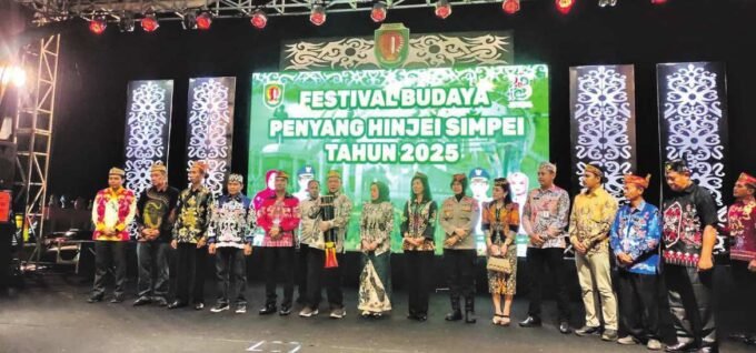 KATINGAN PEMBUKAAN: Bupati Katingan, Saiful didampingi pejabat daerah lainnya, ketika memukul ketambung sebagai tanda dibukanya kegiatan FBPHS tahun 2025 di sport center Kasongan, Jumat (18/7).