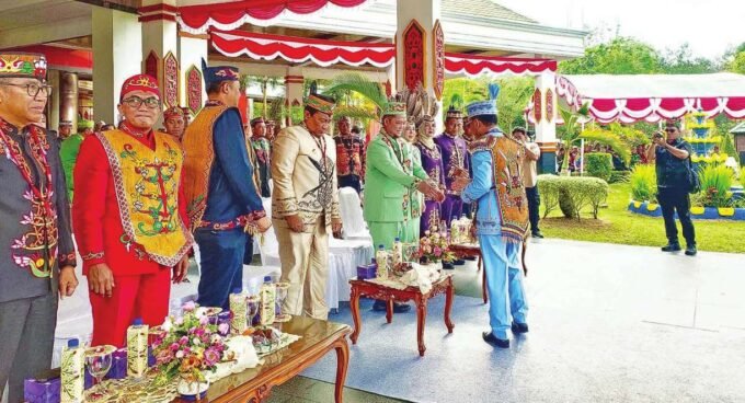 SINERGI: Bupati Katingan, Saiful bersalaman dengan Gubernur Kalteng, H Agustiar Sabran ketika hadir langsung di upacara peringatan HUT Ke-23 Kabupaten Katingan, beberapa waktu lalu.