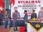 HUT BHAYANGKARA: Wakil Bupati Katingan, Firdaus memberikan potongan kue kepada anggota Polri termuda, disaksikan langsung oleh Kapolres Katingan, AKBP Chandra Ismawanto SIK di acara HUT ke-79 Bhayangkara di halaman Kantor Bupati Katingan, Selasa (1/7).