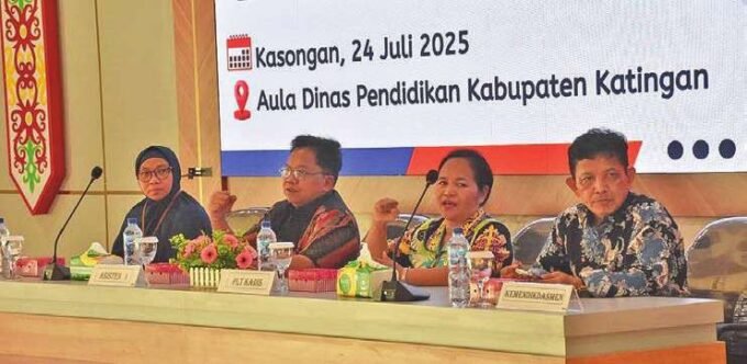 ACARA: Asisten I Setda Katingan, GH Edwar Doddy (Kedua dari kiri) memimpin acara advokasi pendampingan wajib belajar 13 tahun, dan penanggulangan ATS di aula Disdik Katingan, Kamis (23/7).