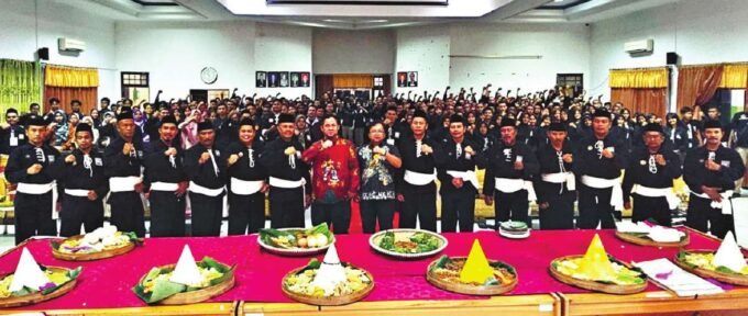 KATINGAN HADIR: Bupati Katingan, Saiful menghadiri kegiatan prosesi pengesahan warga baru tingkat I PSHT Cabang Katingan, di aula Bappedalitbang Katingan, Jumat (4/7).